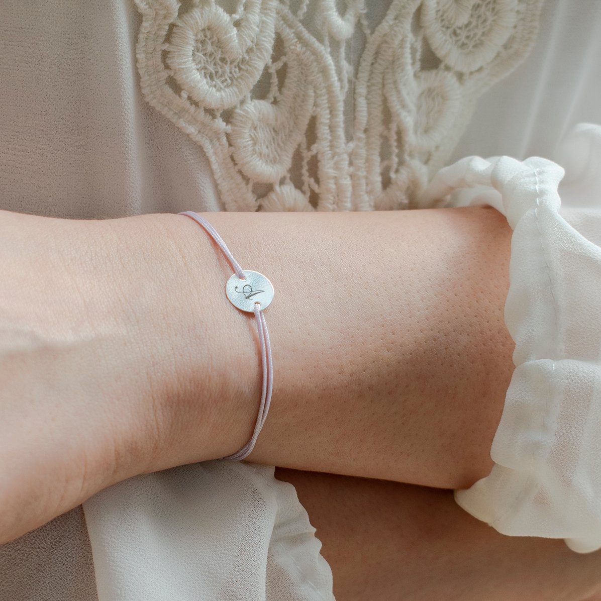 Pulsera con cordón personalizada - moneda de 10 mm - plata 925 - modelo con inicial 2