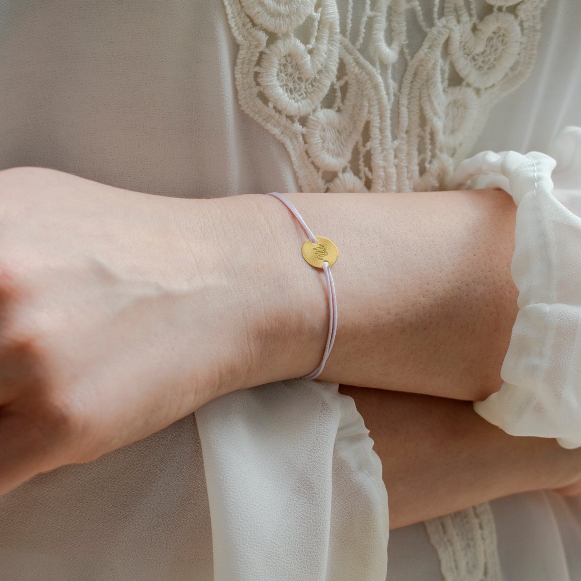 Pulsera con cordón personalizada - moneda de 10 mm - oro de 14k - modelo con inicial