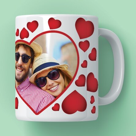 Taza personalizada con corazoncitos y una foto