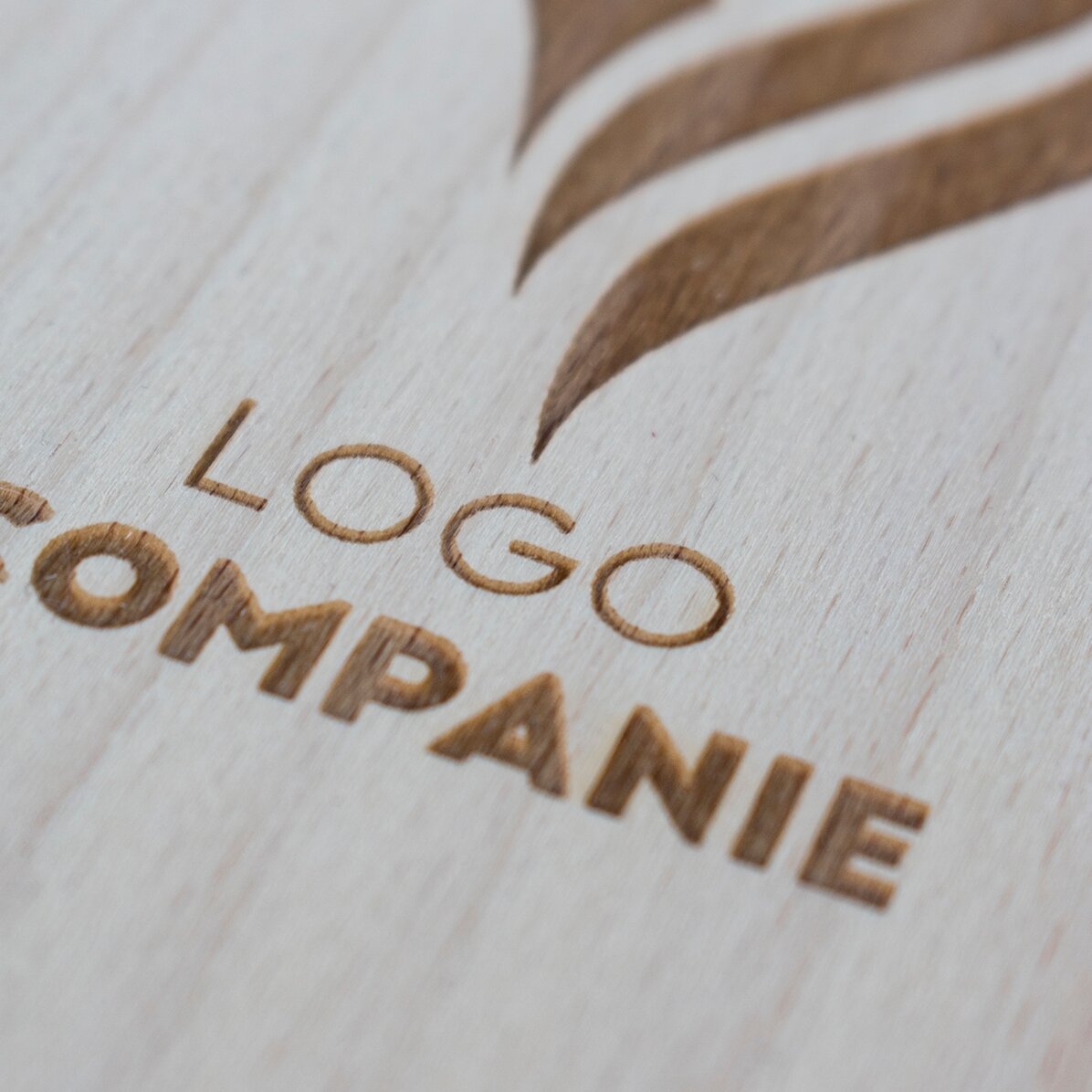 Caja de vino con logotipo y mensaje