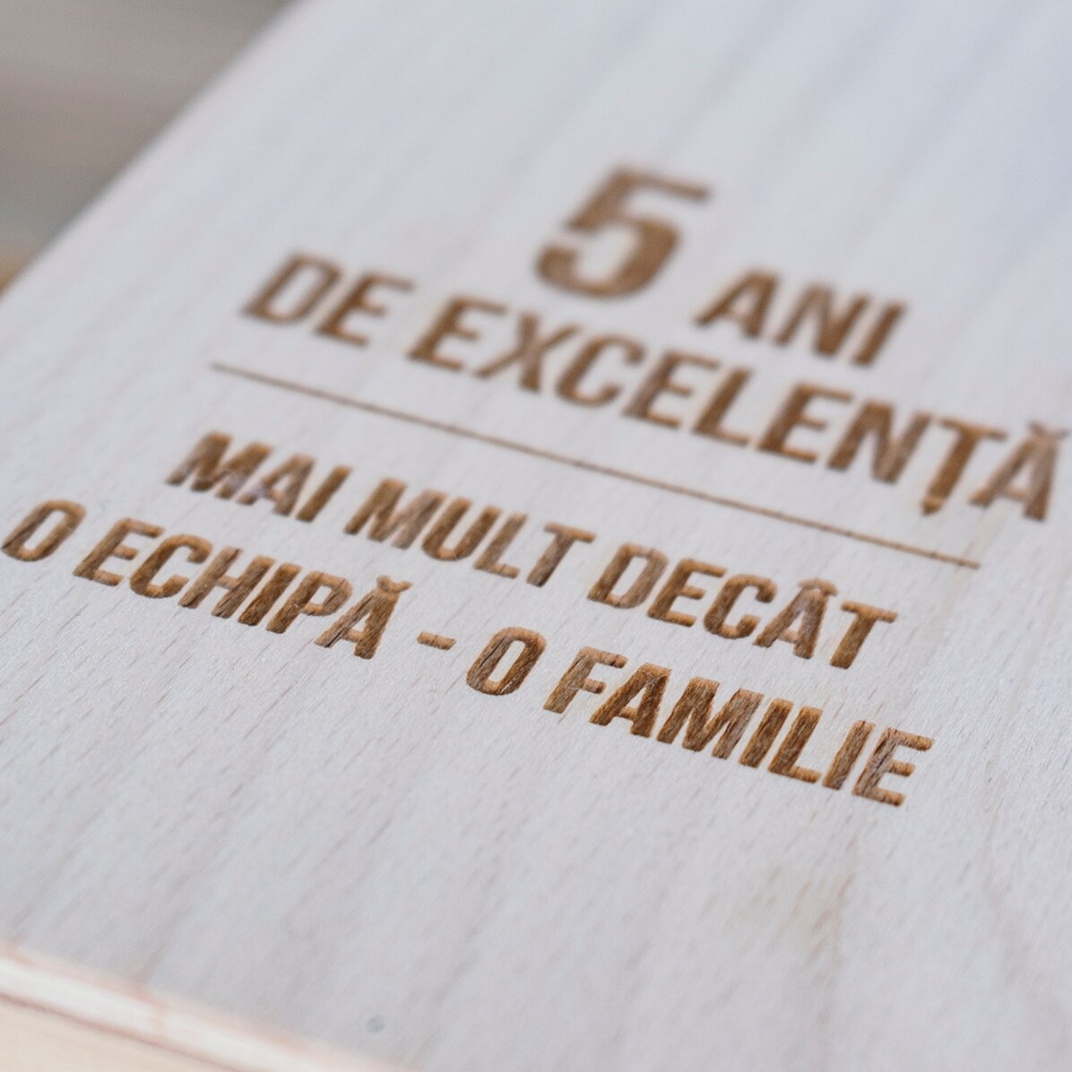 Caja de vino con logotipo y mensaje