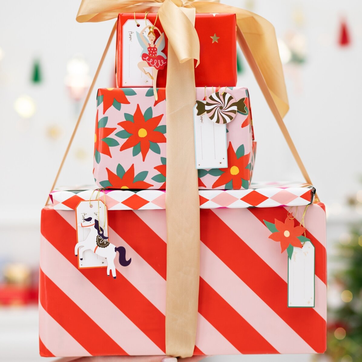 Papel de regalo a rayas rojas y rosas