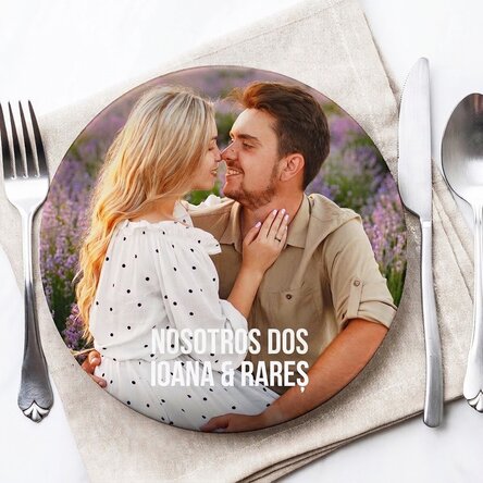 Plato personalizado con una foto y un texto: «Nosotros dos»