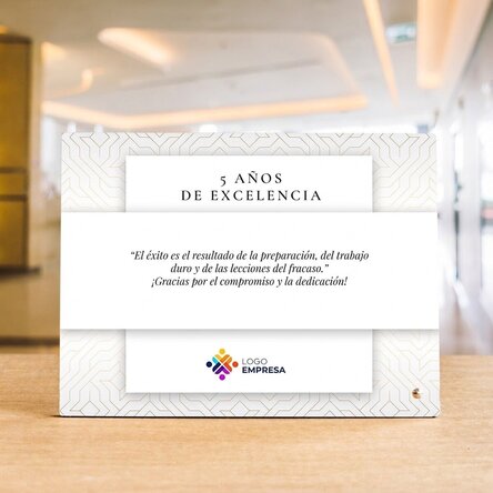 Marco de fotos de escritorio personalizado con logotipo y texto - Aniversario de la marca (Blanco)