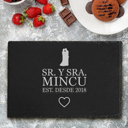 Placa de pizarra grabada y personalizada con texto: «Mr & Mrs»