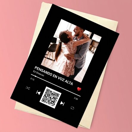 Tarjeta magnética personalizada con una foto, texto y código QR - Nuestra canción