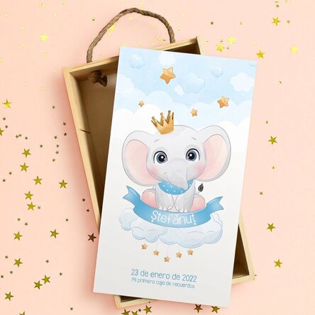 Caja de regalo de madera personalizada con texto: «Mis primeros recuerdos»
