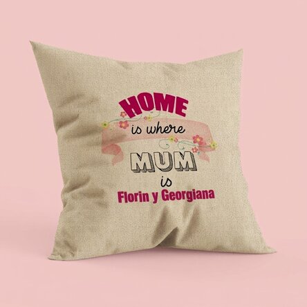 Cojín personalizado con el texto «Home is where mum is» - En