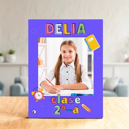 Marco de fotos de escritorio personalizado con una foto y un texto: «El primer día de colegio»