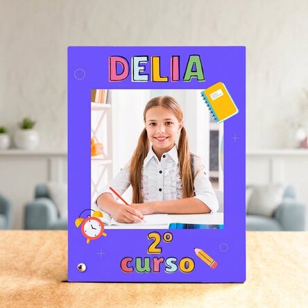 Marco de fotos de escritorio personalizado con una foto y un texto: «El primer día de colegio»