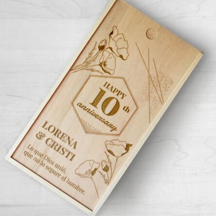 Caja de regalo personalizada de madera con mensaje: «Feliz aniversario»