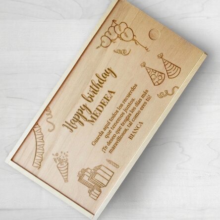 Caja de regalo personalizada de madera con mensaje: «Feliz cumpleaños»