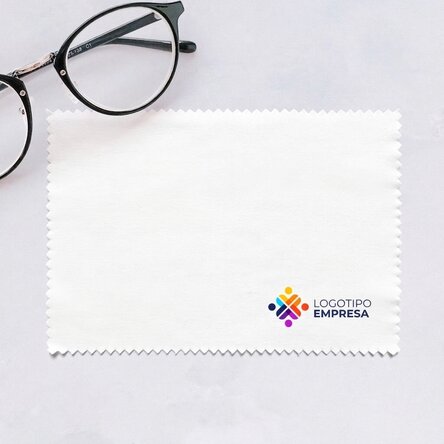 Paño personalizado con logotipo en la parte derecha para limpiar pantallas y gafas