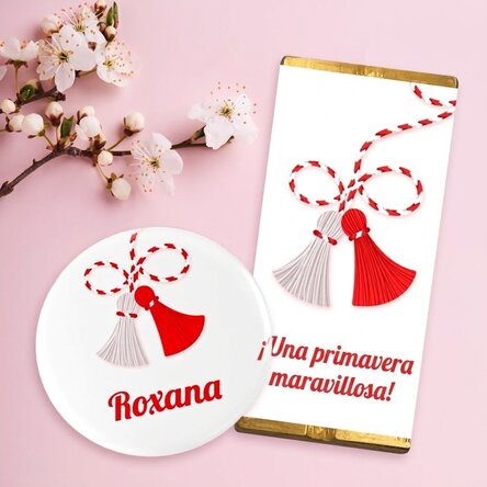 Set de regalo «martisor» con una mini tableta de chocolate y una chapa personalizada con nombre