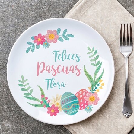 Plato personalizado con el texto: «¡Feliz Pascua!»