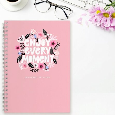 Cuaderno personalizado con el texto «Enjoy every moment»
