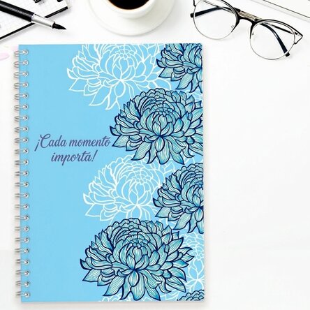 Cuaderno personalizado con el texto: «¡Cada momento cuenta!»