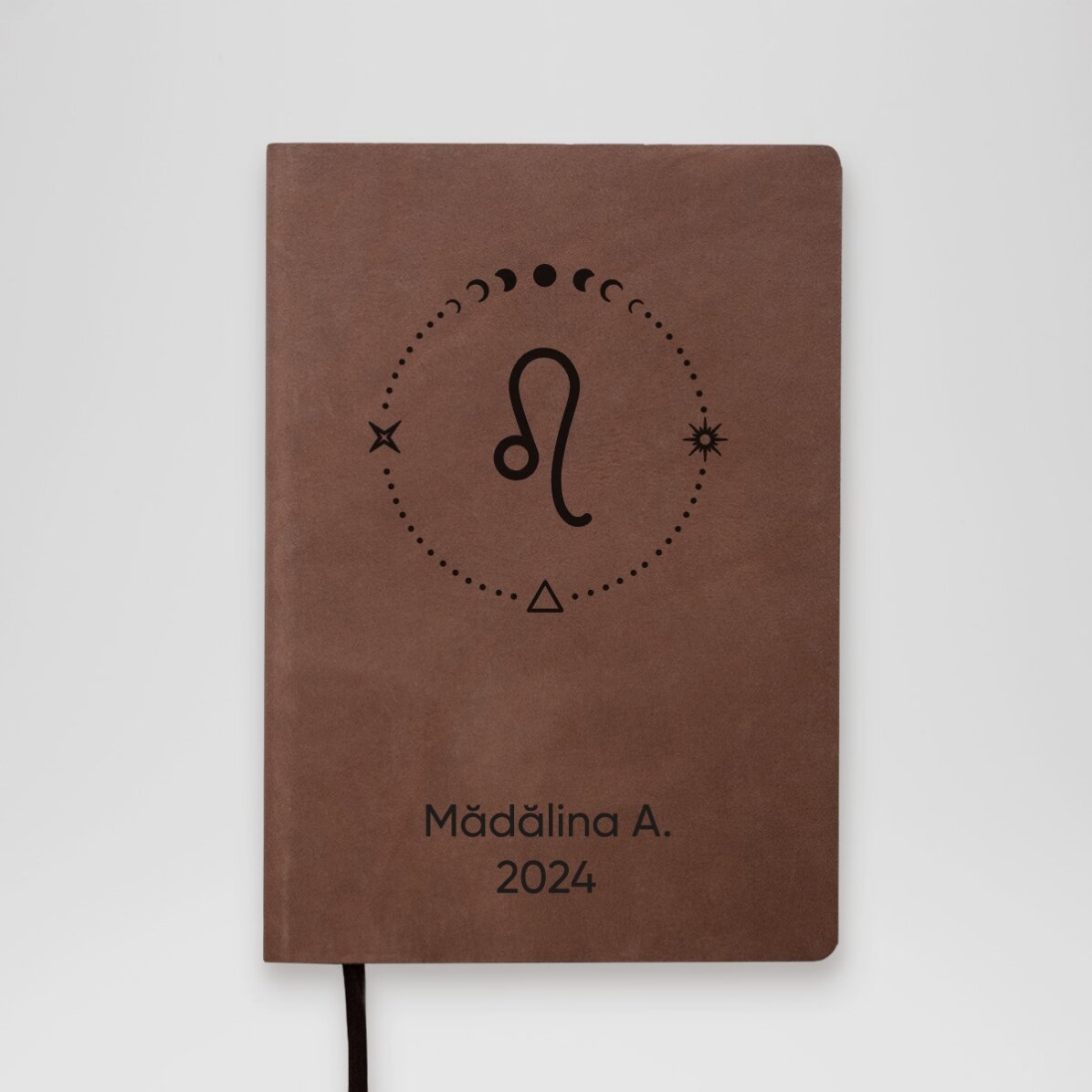 Agenda de piel personalizada con texto y el signo del zodiaco Leo