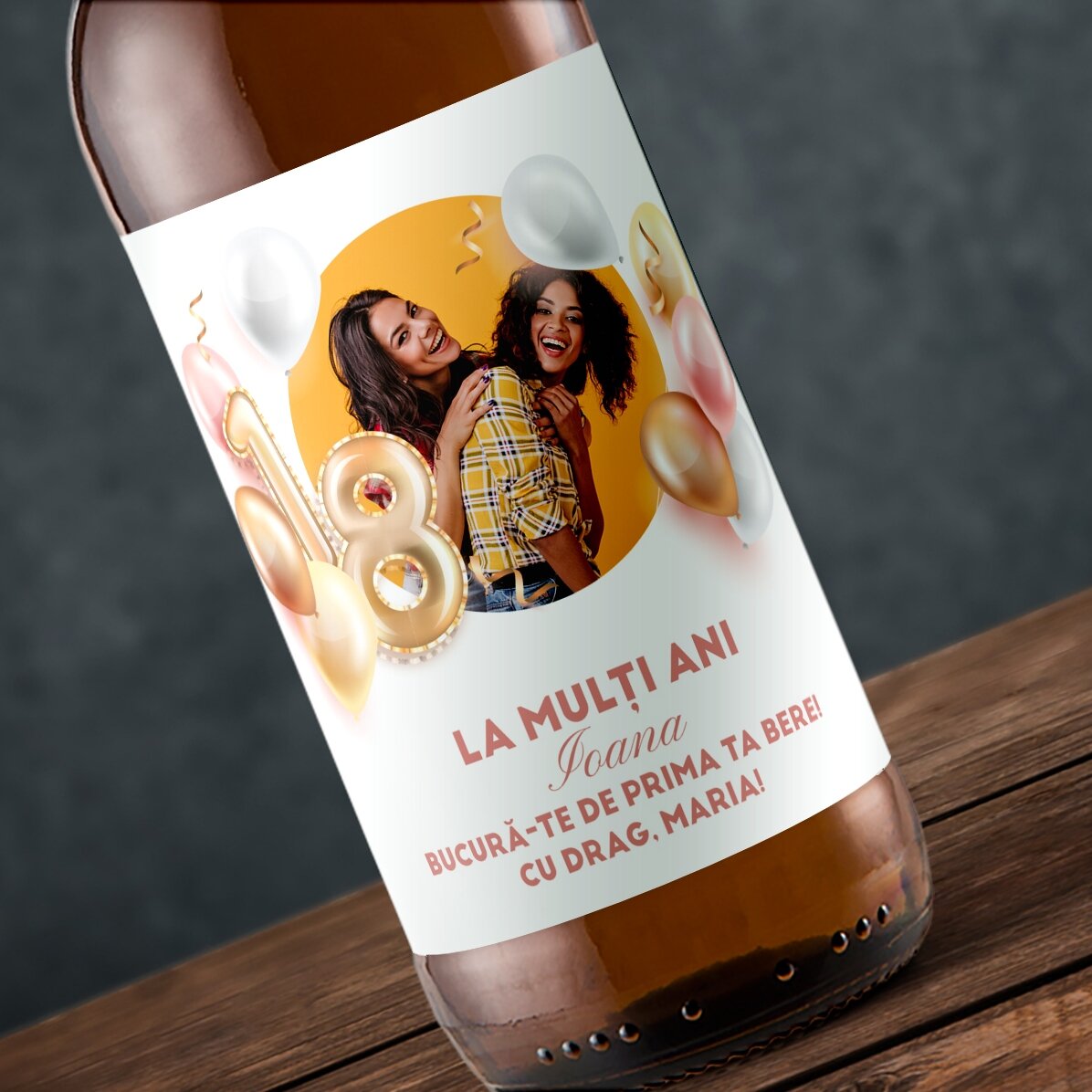 Cerveza personalizada con una foto y un texto para celebrar la mayoría de edad