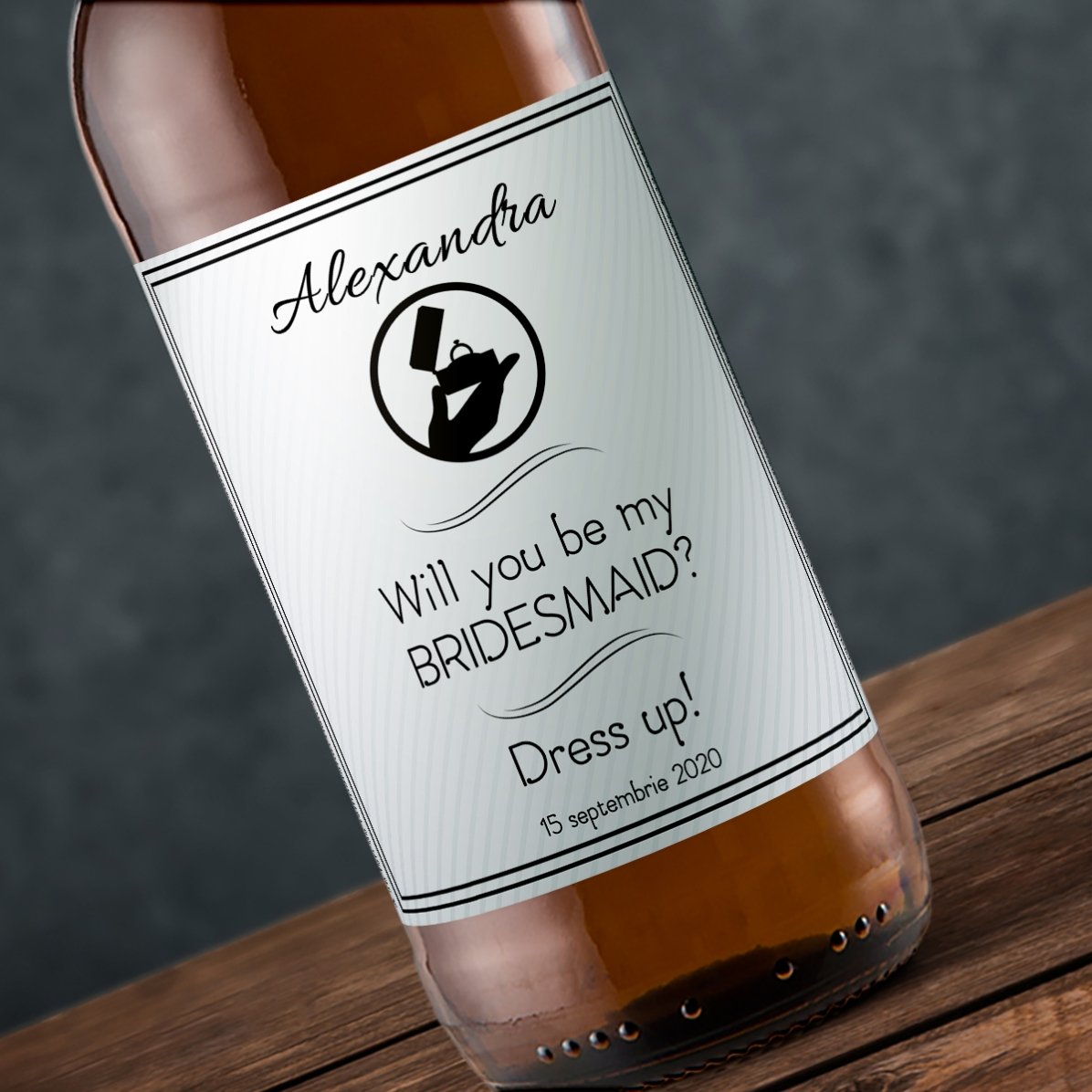 Cerveza personalizada con texto: «¿Quieres ser mi dama de honor?»