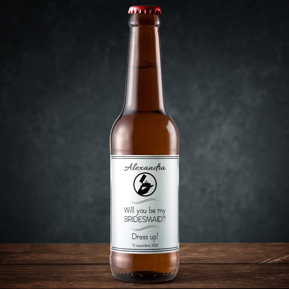 Cerveza personalizada con texto: «¿Quieres ser mi dama de honor?»