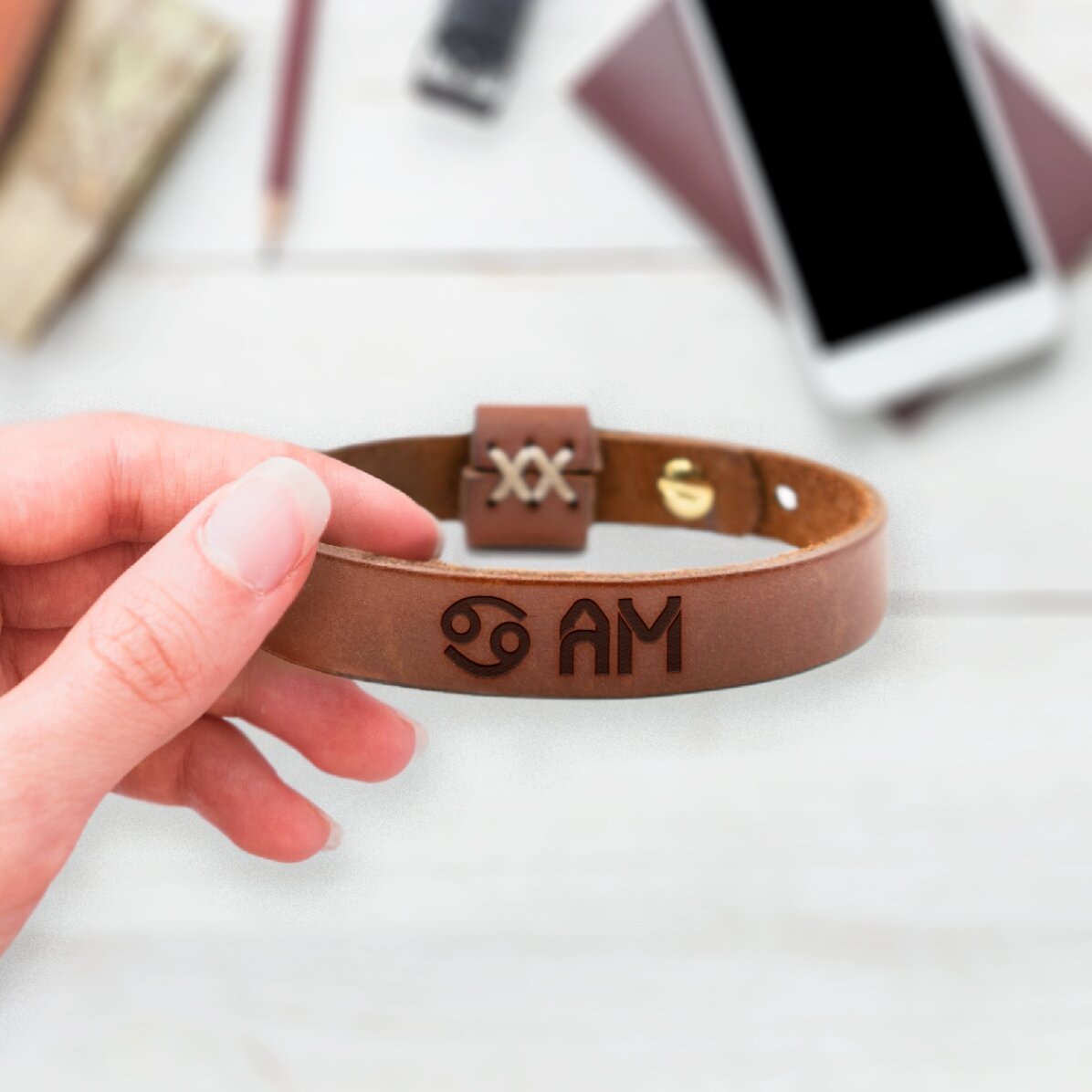 Pulsera de piel personalizada con iniciales y el signo del zodiaco Cáncer