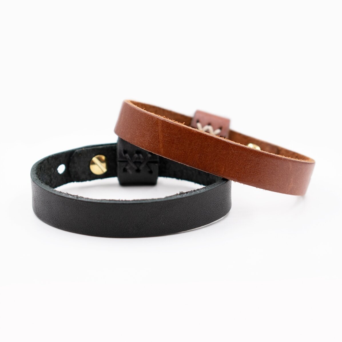 Pulsera de piel personalizada con el mensaje «Te quiero» en código Morse