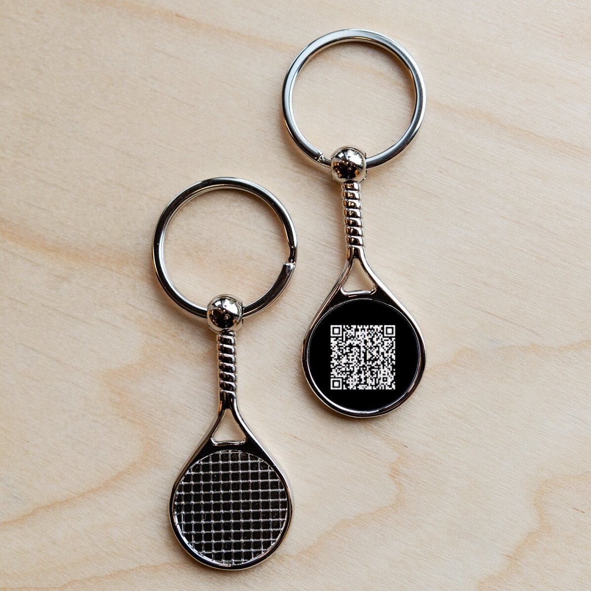 Llavero con forma de raqueta de tenis personalizado con código QR: añade el contacto