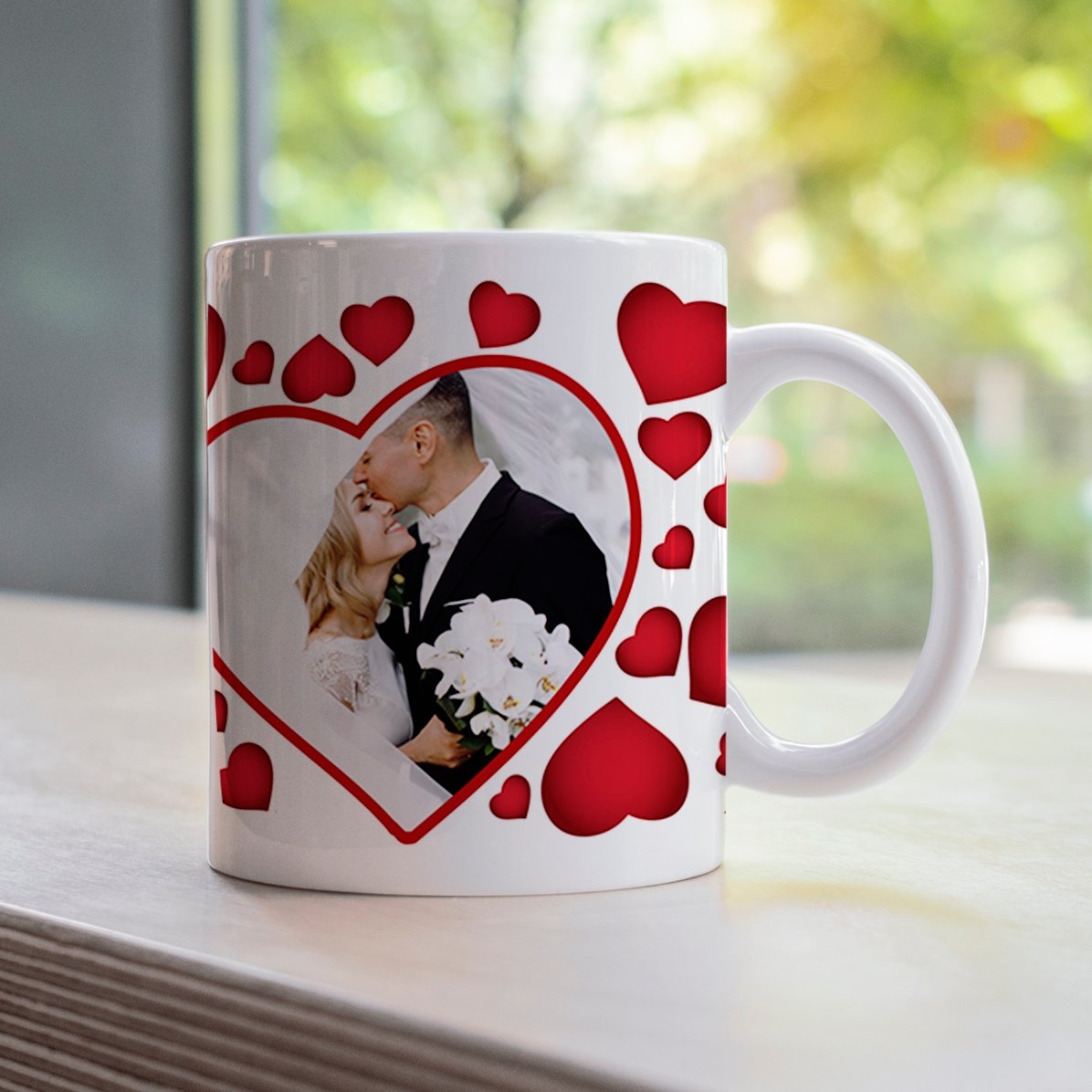 Taza personalizada con corazoncitos y una foto