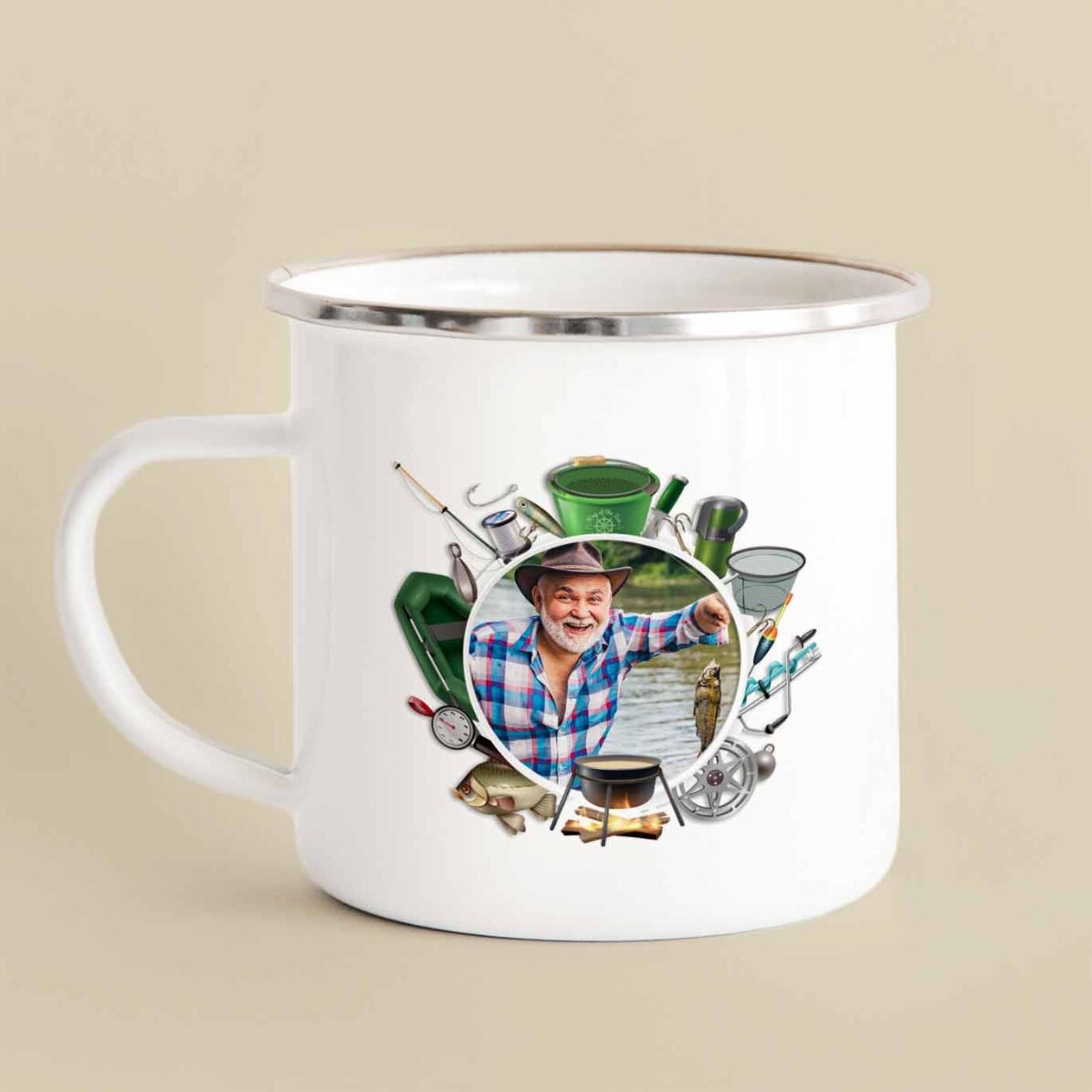 Taza metálica esmaltada con una foto y un mensaje para los pescadores