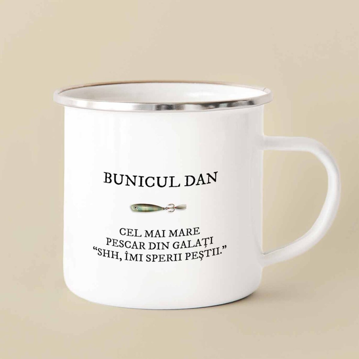 Taza metálica esmaltada con una foto y un mensaje para los pescadores