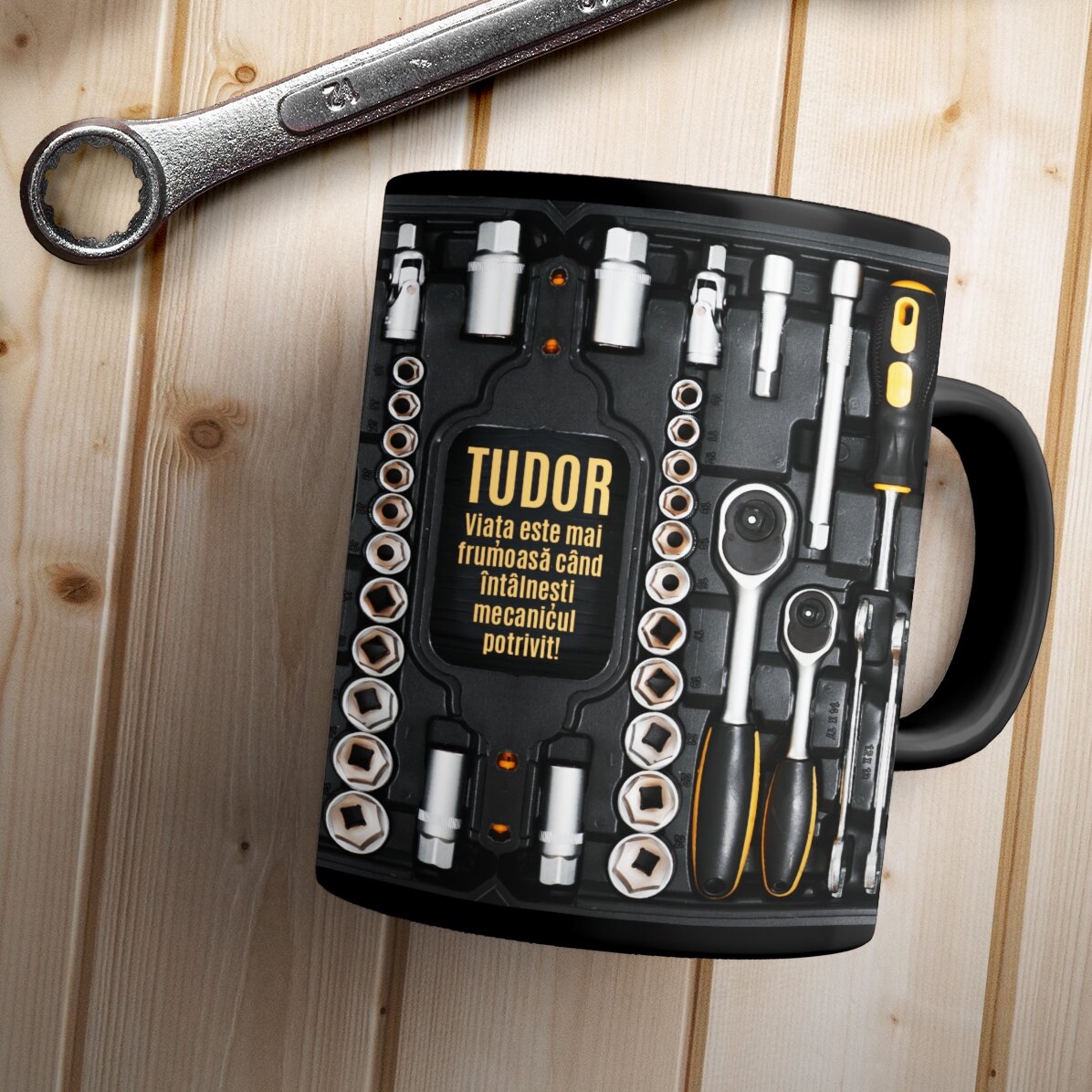 Taza negra personalizada con texto para mecánico