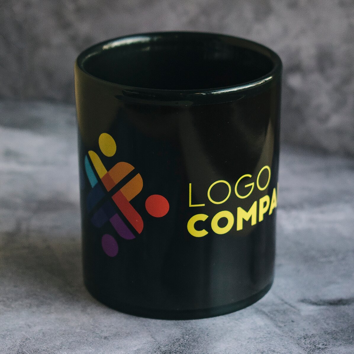Taza personalizada con logotipo sobre fondo negro