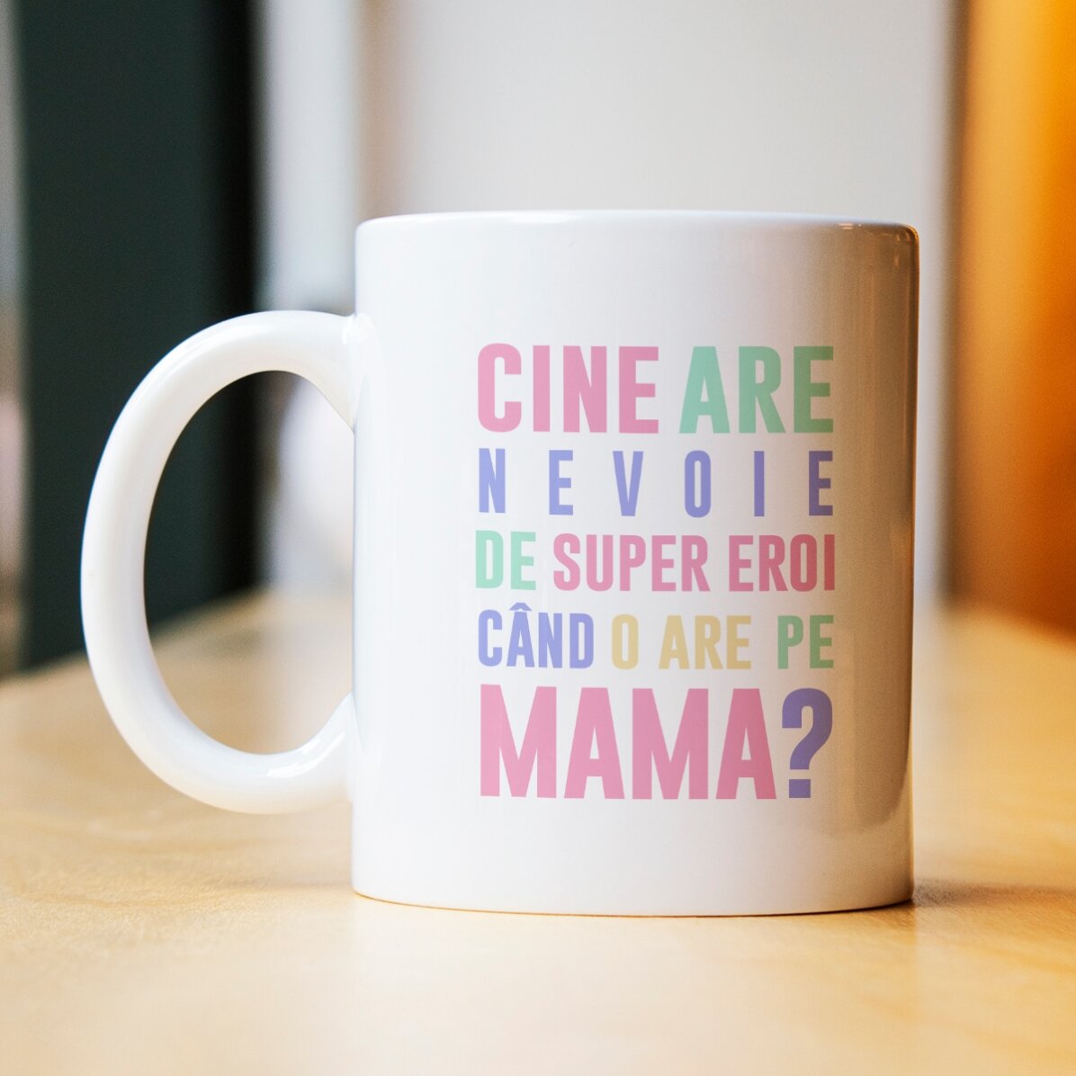 Taza personalizada con mensaje: «Mamá, superhéroina» en tonos pastel