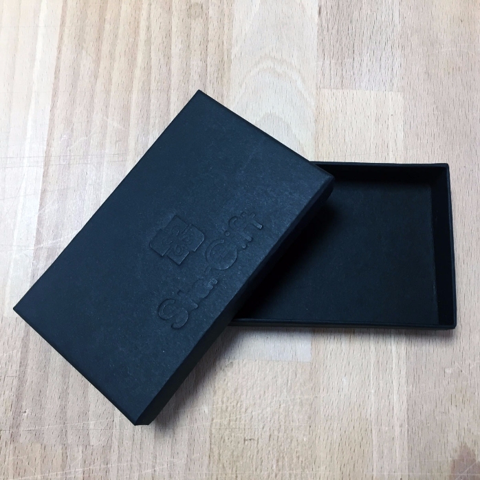 Elegante sobre de regalo de color negro