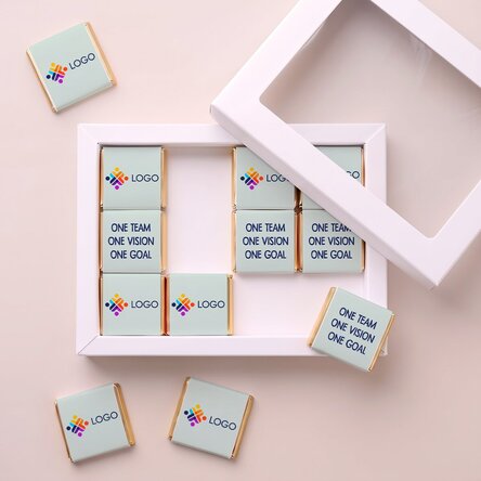 Caja de regalo con 12 minichocolates personalizados con logotipo y mensaje