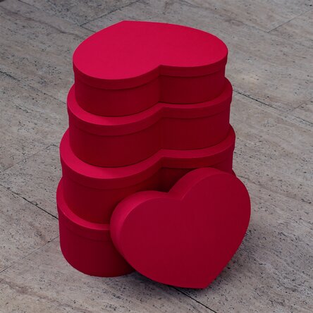 Heart-shaped gift box - red