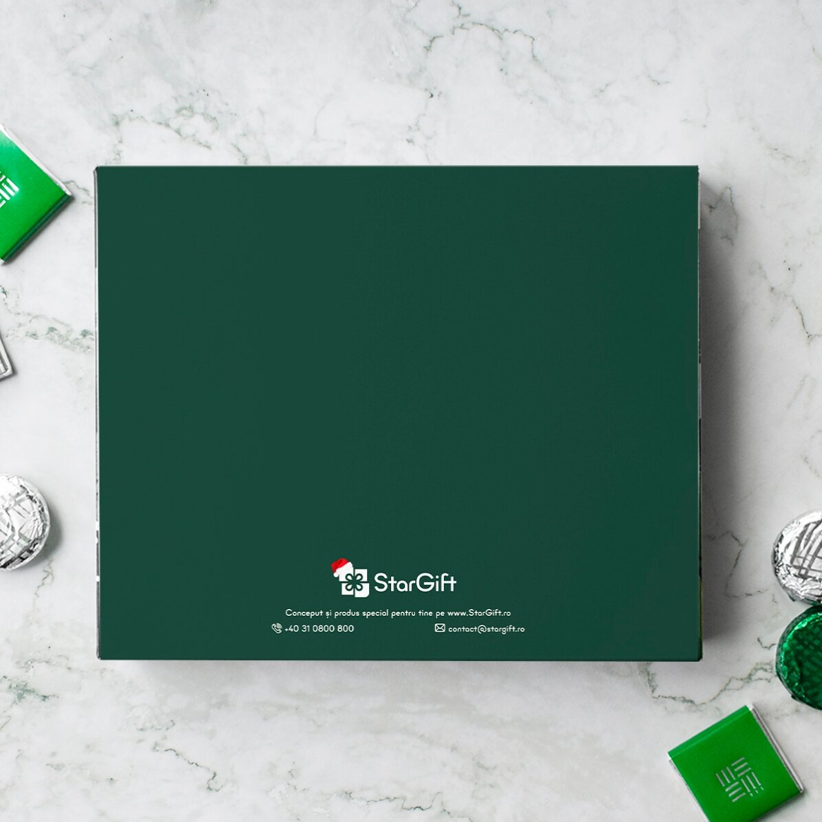Caja de bombones personalizada con logotipo y texto: «Felices fiestas»