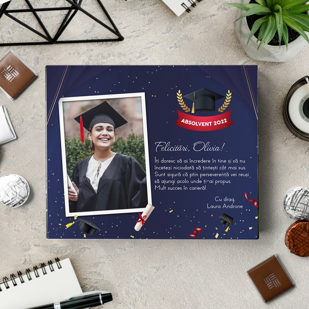 Caja de bombones personalizada con una foto y un mensaje de graduación