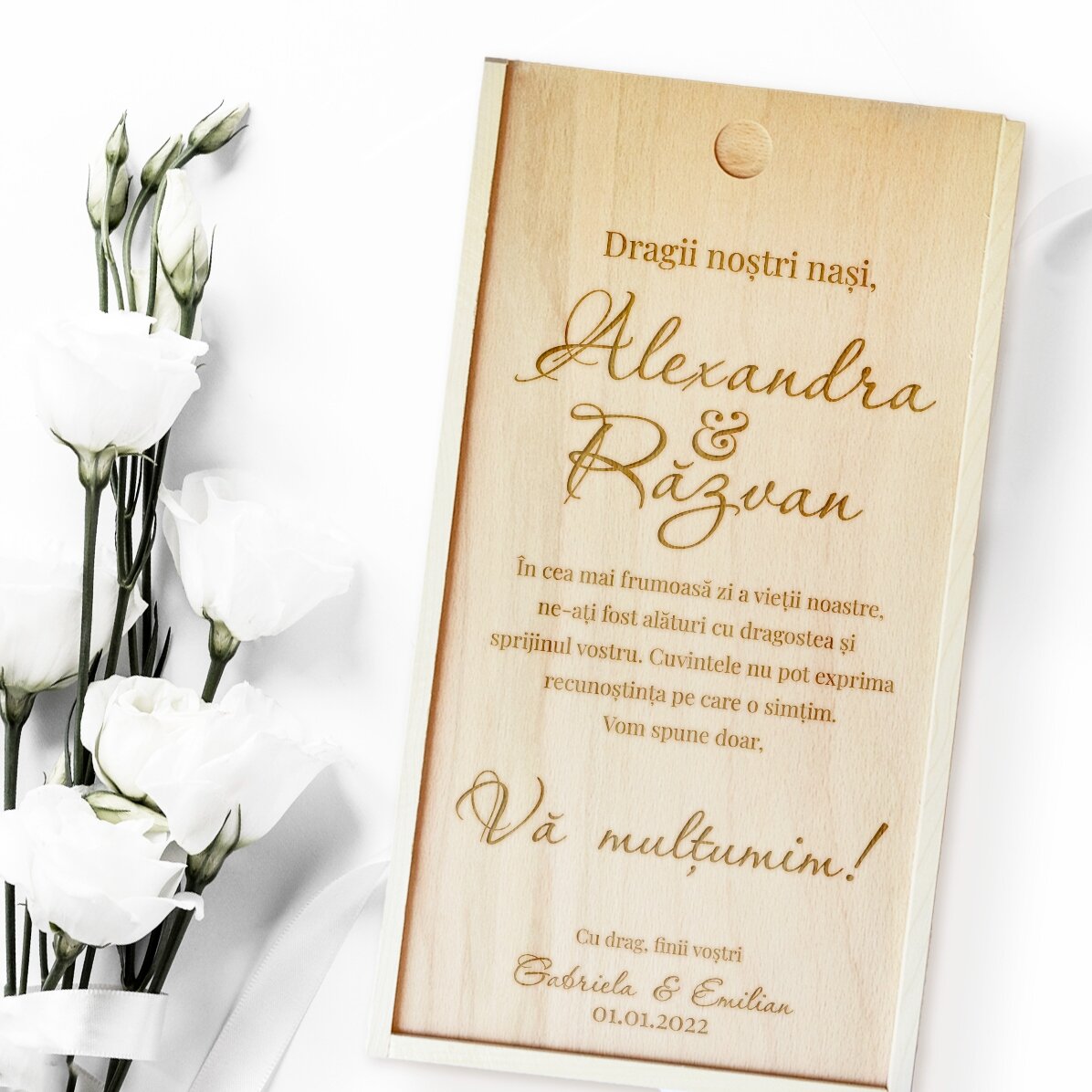 Caja de regalo personalizada de madera con un mensaje de agradecimiento para los padrinos