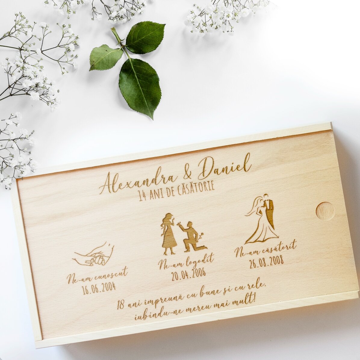 Caja de regalo personalizada de madera con los momentos más especiales de la boda