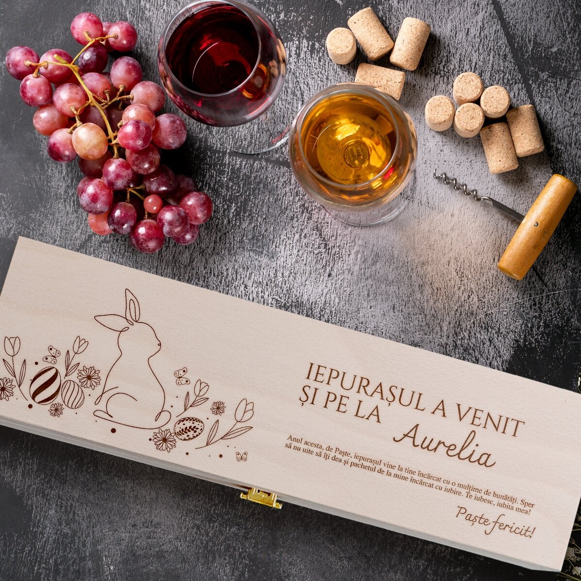 Caja de vino personalizada con mensaje para Semana Santa: conejito con flores