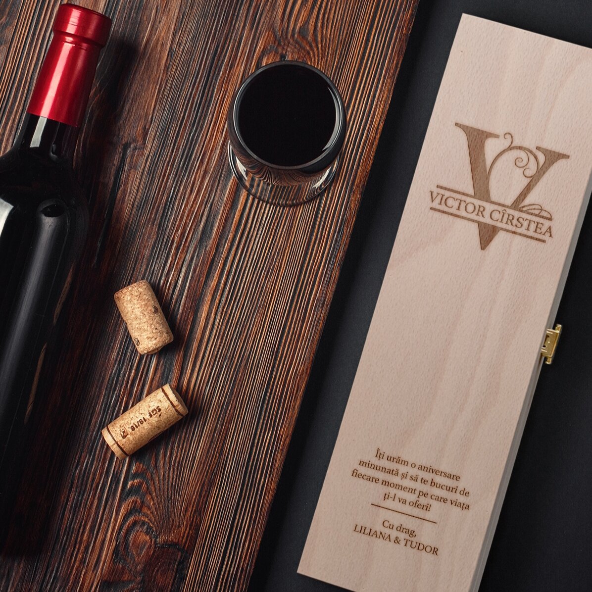 Caja de vino personalizada con monograma y mensaje