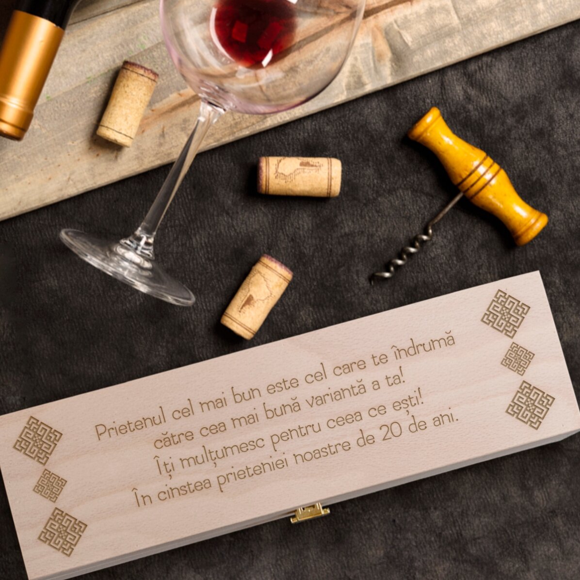 Caja de vino personalizada con texto: «Aniversario de amistad»