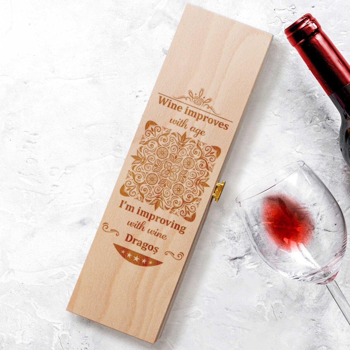 Caja de vino personalizada con texto: «Improving with wine»