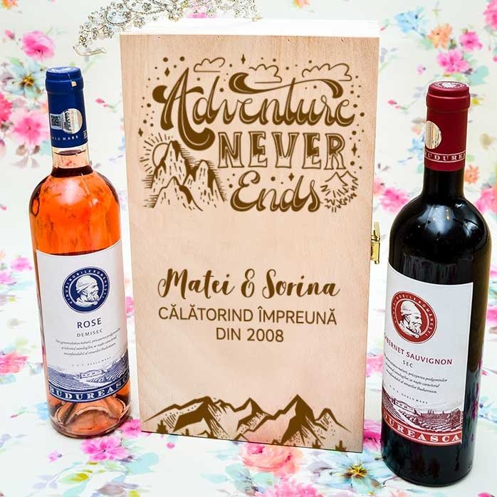 Caja de vino personalizada para dos botellas - La aventura nunca termina