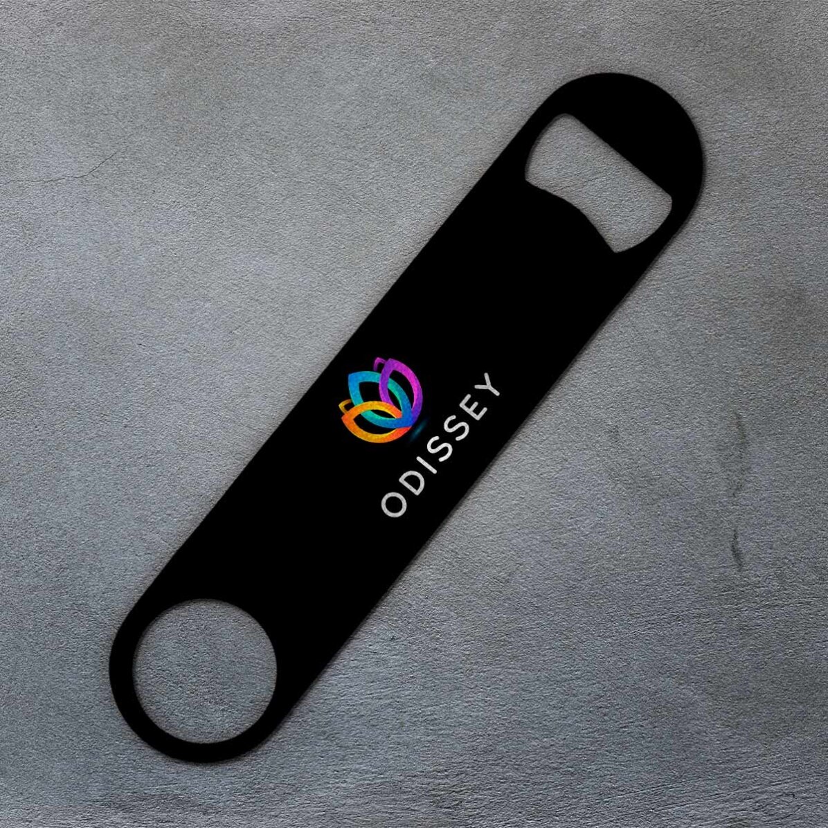 Abrecerras personalizado con logotipo sobre fondo de color
