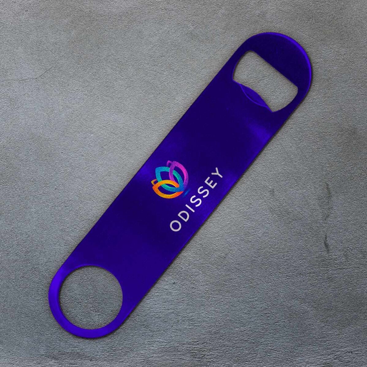 Abrecerras personalizado con logotipo sobre fondo de color