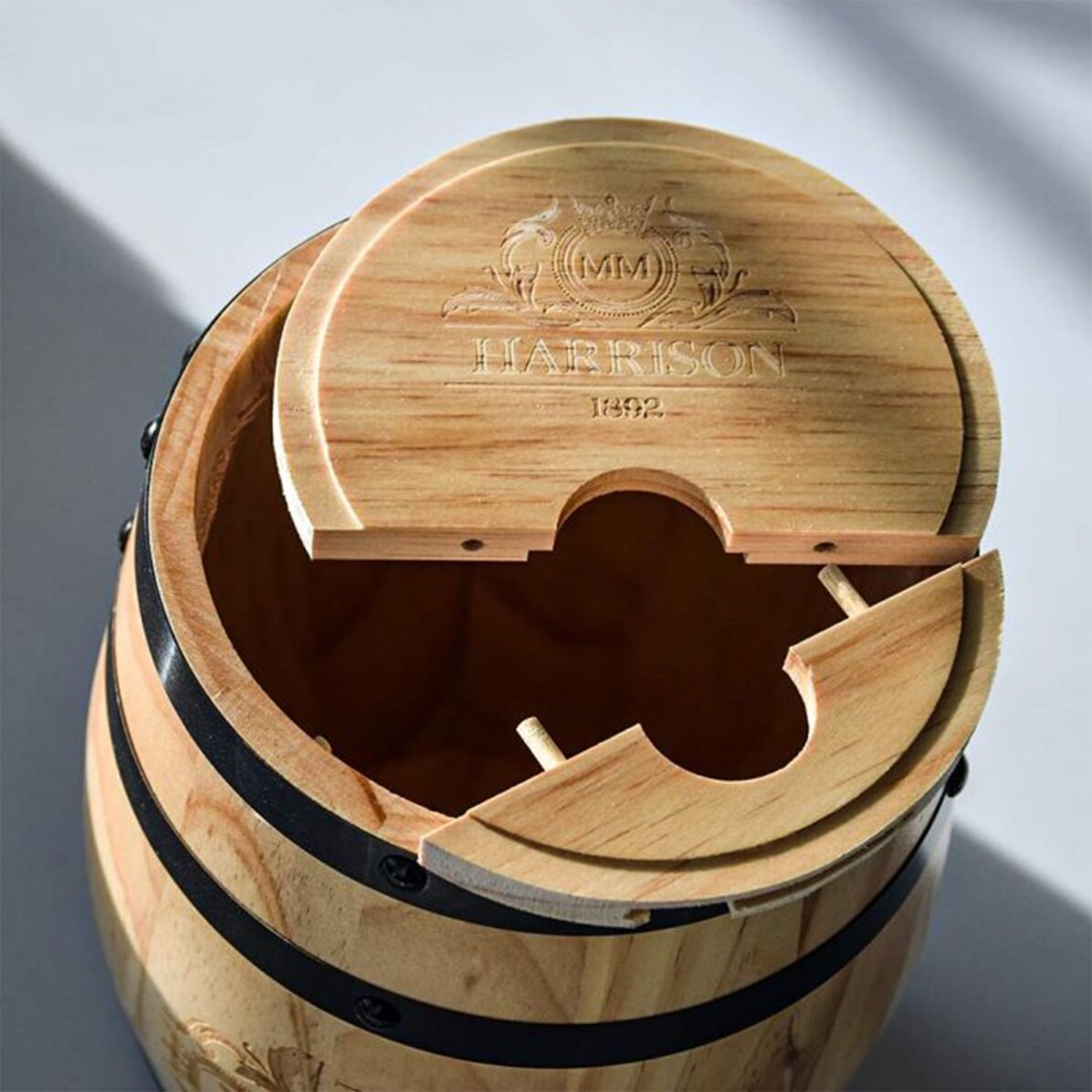 Dispensador de vino con forma de barril