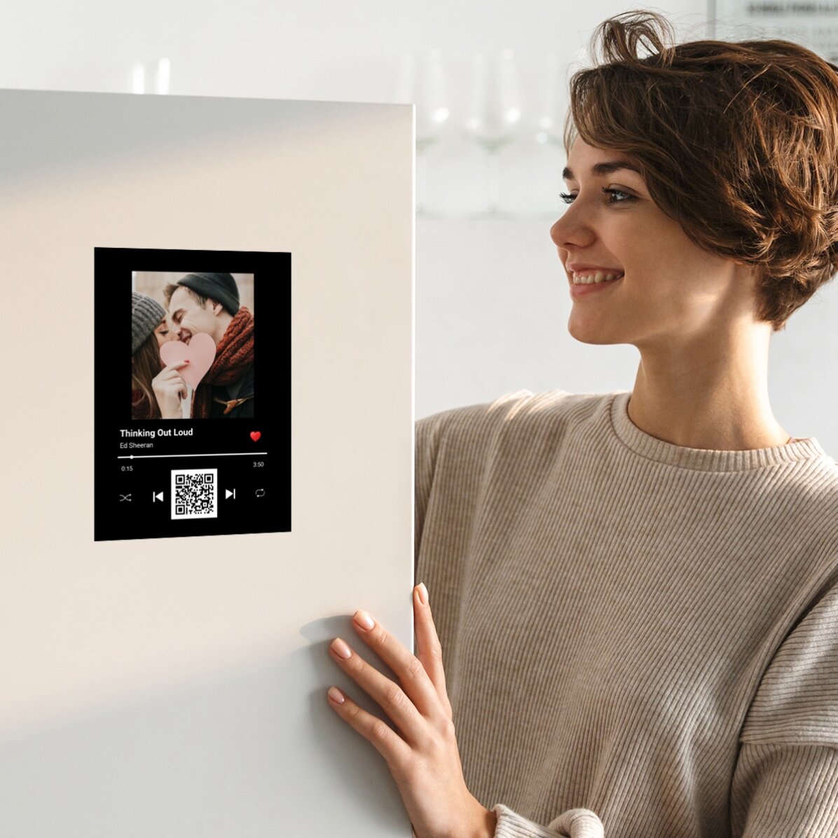 Tarjeta magnética personalizada con una foto, texto y código QR - Nuestra canción